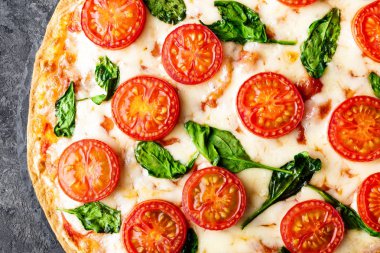 Mozzarella peyniri, fesleğen ve domates geleneksel İtalyan yemekleri ile pizza Margherita. Klasik tarifin. Üstten görünüm