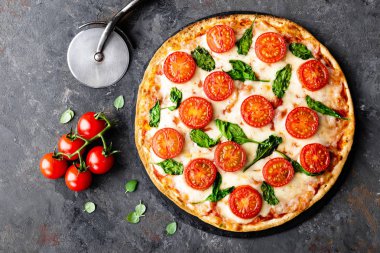 Mozzarella peyniri, fesleğen ve domates geleneksel İtalyan yemekleri ile pizza Margherita. Klasik tarifin. Üstten görünüm