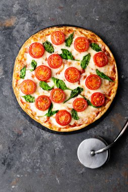 Mozzarella peyniri, fesleğen ve domates geleneksel İtalyan yemekleri ile pizza Margherita. Klasik tarifin. Üstten görünüm