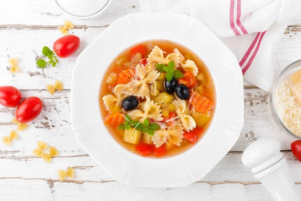 Minestrone Supă Vegetariană Paste Legume Fundal Rustic Din Lemn Alb — Fotografie, imagine de stoc