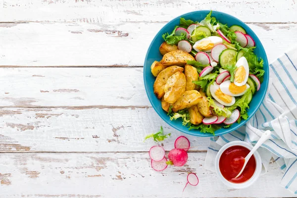 Deliciosa Papa Horno Huevo Cocido Ensalada Verduras Frescas Lechuga Pepino — Foto de Stock