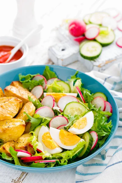 Heerlijk Gebakken Aardappel Gekookt Eitje Vers Fruit Salade Van Sla — Stockfoto