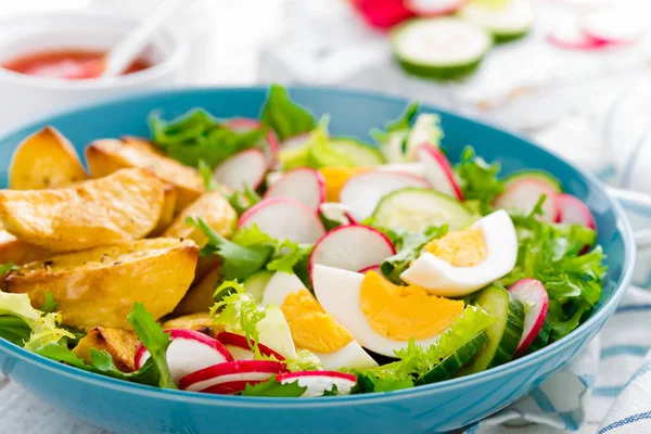 Deliciosa Papa Horno Huevo Cocido Ensalada Verduras Frescas Lechuga Pepino —  Fotos de Stock