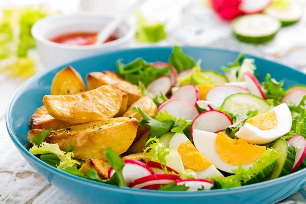 Heerlijk Gebakken Aardappel Gekookt Eitje Vers Fruit Salade Van Sla — Stockfoto