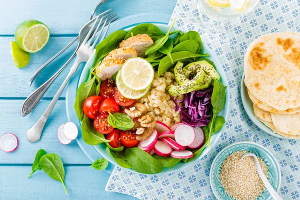 Tigela Com Carne Frango Grelhada Bulgur Salada Legumes Frescos Rabanete — Fotografia de Stock