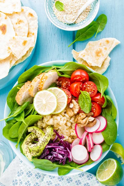 碗配烤鸡肉 保加利亚和新鲜蔬菜沙拉萝卜 西红柿 甘蓝和菠菜叶 健康美味的夏季午餐 顶视图 — 图库照片