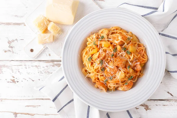 Massa Bolonhesa Espaguete Com Molho Tomate Legumes Carne Frango Fundo — Fotografia de Stock