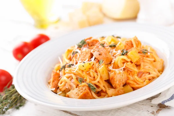意大利面意大利面 番茄酱 蔬菜和鸡肉在白色的木质质朴的背景 意大利传统食品 — 图库照片