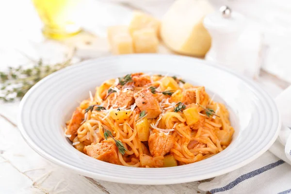 意大利面意大利面 番茄酱 蔬菜和鸡肉在白色的木质质朴的背景 意大利传统食品 — 图库照片