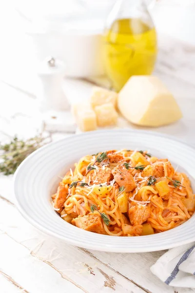 Pasta Boloñesa Espaguetis Con Salsa Tomate Verduras Carne Pollo Sobre —  Fotos de Stock