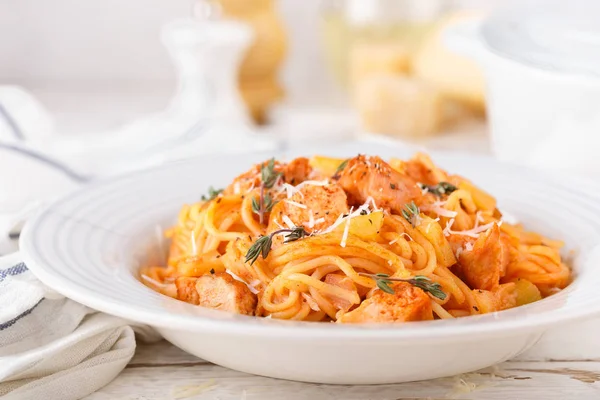 スパゲティ ボロネーゼ パスタ トマト ソース チキン肉白い木製の素朴な背景 伝統的なイタリア料理 — ストック写真