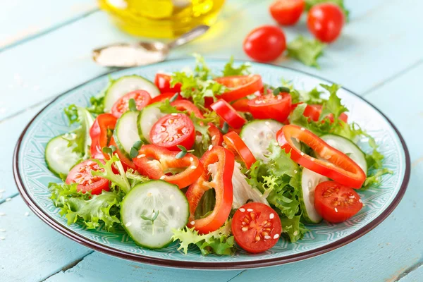 Gesunder Vegetarischer Gemüsesalat Mit Frischem Salat Gurken Paprika Und Tomaten — Stockfoto