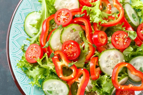 新鮮なレタス キュウリ ピーマン トマトのヘルシーなベジタリアン野菜サラダ ビーガンの植物ベースの食品 — ストック写真