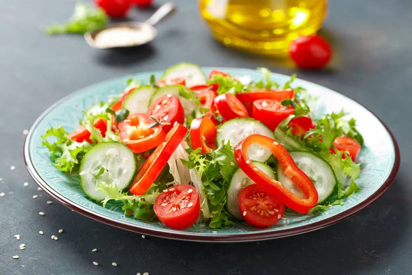 Ensalada Vegetariana Saludable Lechuga Fresca Pepino Pimiento Dulce Tomates Alimentos —  Fotos de Stock