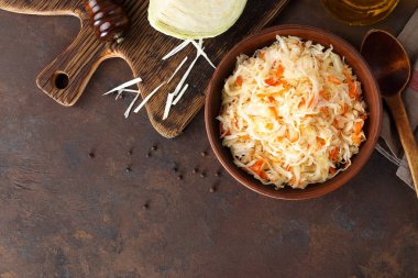 Lahana turşusu. Kıyılmış lahana turşusu salamura