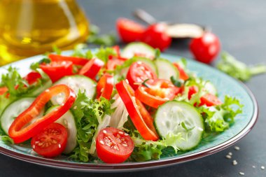Sağlıklı vejetaryen sebze salatası, taze marul, salatalık, tatlı biber ve domates. Vegan bitkisel kökenli gıda