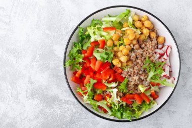 Buğday ve nohut, taze biber ve marul salata ile sağlıklı ve lezzetli kase bırakır. Diyet bitkisel kökenli gıda dengeli. Vegan ve vejetaryen yemek. Üstten görünüm. Düz yatıyordu