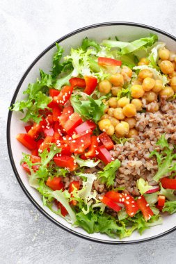 Buğday ve nohut, taze biber ve marul salata ile sağlıklı ve lezzetli kase bırakır. Diyet bitkisel kökenli gıda dengeli. Vegan ve vejetaryen yemek. Üstten görünüm. Düz yatıyordu