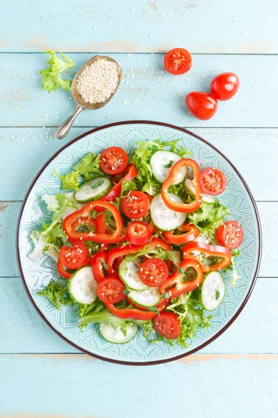 健康的蔬菜沙拉 新鲜生菜 甜椒和西红柿 以素食主义者为植物为基础的食物 顶视图 — 图库照片