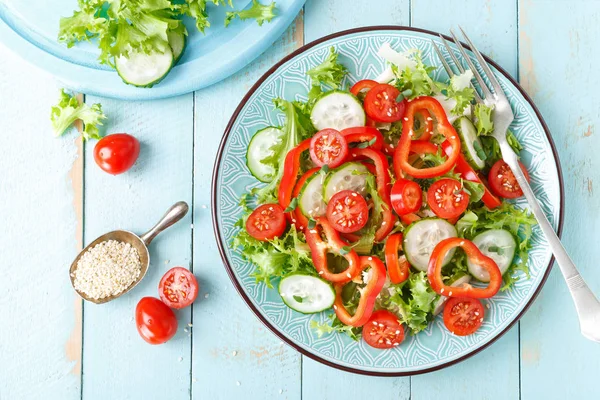 Ensalada Vegetariana Saludable Lechuga Fresca Pepino Pimiento Dulce Tomates Alimento —  Fotos de Stock