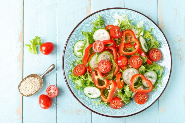 Gesunder Vegetarischer Gemüsesalat Mit Frischem Salat Gurken Paprika Und Tomaten — Stockfoto