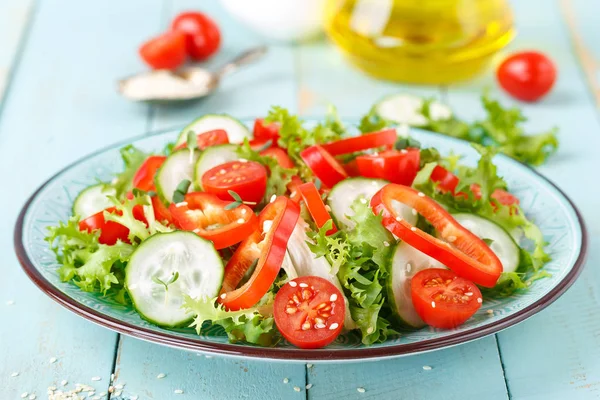 Ensalada Vegetariana Saludable Lechuga Fresca Pepino Pimiento Dulce Tomates Alimentos —  Fotos de Stock