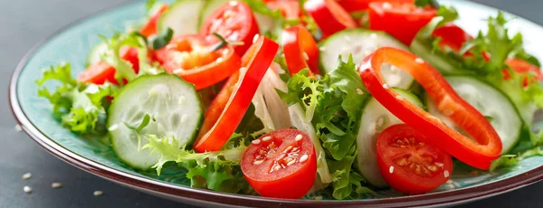 Salada Vegetal Vegetariana Saudável Alface Fresca Pepino Pimentão Doce Tomates — Fotografia de Stock