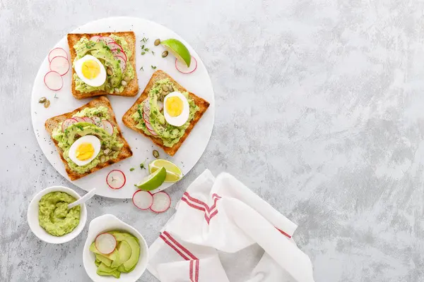 Tostadas Con Guacamole Aguacate Rábano Fresco Huevo Cocido Chía Semillas — Foto de Stock