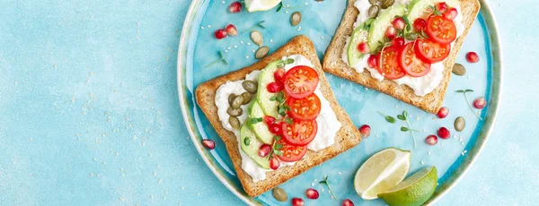 Tostadas Con Queso Feta Tomates Aguacate Granada Semillas Calabaza Brotes — Foto de Stock