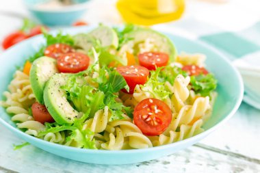 Avokado, taze domates, biber ve marul, üstten görünüm ile makarna salatası