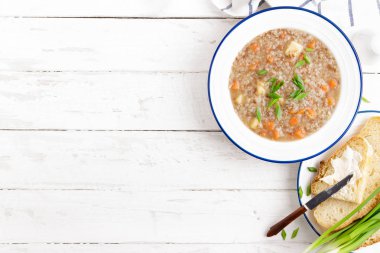 Buğday çorbası ile havuç ve patates Beyaz ahşap rustik masa üzerinde. Sağlıklı vejetaryen yemek, üstten görünüm