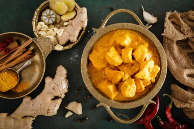 Körili tavuk masala, baharatlı et. Sarı tavuk köri sosu. Baharatlı tavuk köri yemeği. Geleneksel Hint yemeği, Asya mutfağı. Üstten görünüm