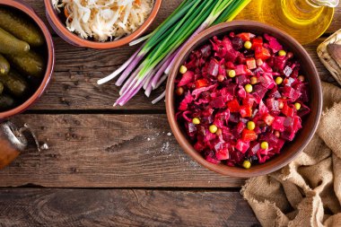 Pancar salatası. Pancar salatası. Vinaigrette. Vejetaryen yemeği. Geleneksel Ukrayna mutfağı. Üst görünüm.