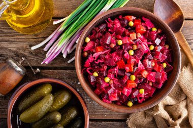 Pancar salatası. Pancar salatası. Vinaigrette. Vejetaryen yemeği. Geleneksel Ukrayna mutfağı. Üst görünüm.