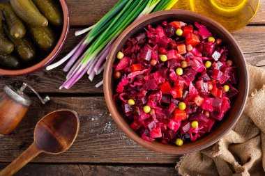 Pancar salatası. Pancar salatası. Vinaigrette. Vejetaryen yemeği. Geleneksel Ukrayna mutfağı. Üst görünüm.