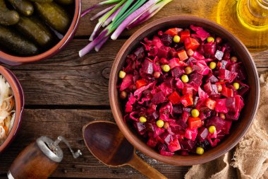 Pancar salatası. Pancar salatası. Vinaigrette. Vejetaryen yemeği. Geleneksel Ukrayna mutfağı. Üst görünüm.