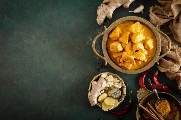 Csirke Masala Curry Fűszeres Hús Sárga Csirke Curry Mártással Fűszeres — Stock Fotó