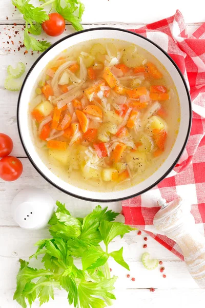 野菜スープ 健康食品 ベジタリアン料理 キャベツ ジャガイモ トマト にんじん セロリ ピーマン 緑色のエンドウ豆と野菜のスープ — ストック写真