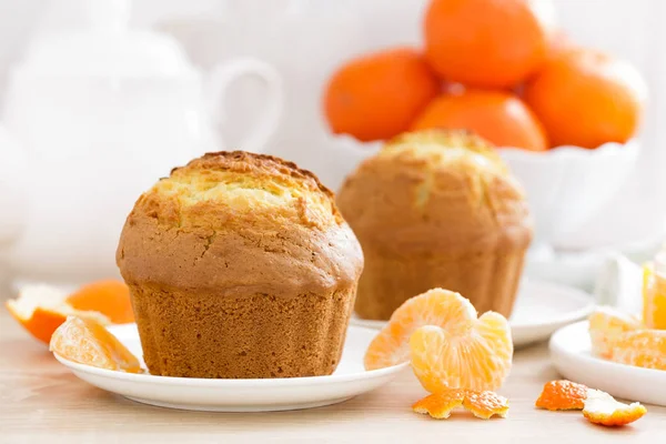 Muffin Com Tangerinas Closeup Fundo Branco Doce Delicioso Cozimento Caseiro — Fotografia de Stock