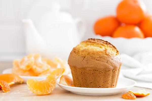 Muffin Mit Mandarinen Nahaufnahme Auf Weißem Hintergrund Süße Köstliche Hausgemachte — Stockfoto