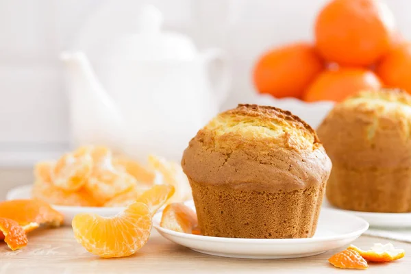 Muffin Med Mandariner Närbild Vit Bakgrund Söta Läcker Hemmagjord Bakning — Stockfoto