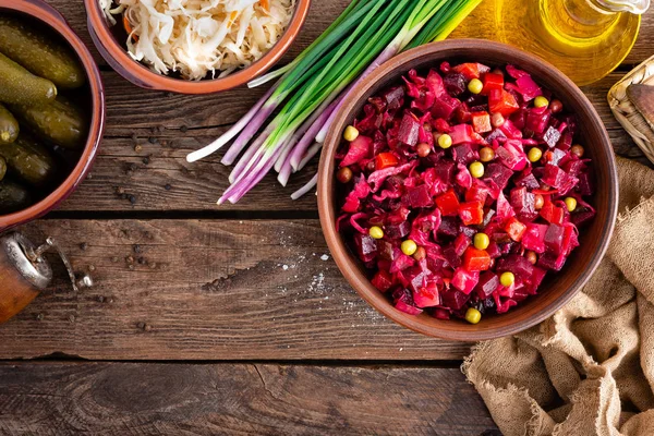 Pancar salatası. Pancar salatası. Vinaigrette. Vejetaryen yemeği. Geleneksel Ukrayna mutfağı. Üst görünüm.