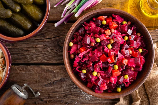 Pancar salatası. Pancar salatası. Vinaigrette. Vejetaryen yemeği. Geleneksel Ukrayna mutfağı. Üst görünüm.