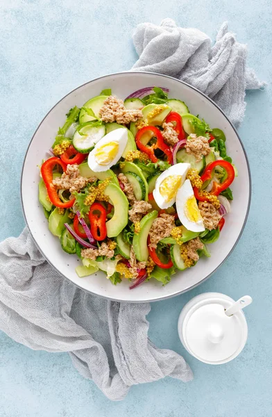 Haşlanmış yumurta ve taze sebzeli ton balığı salatası. Sağlıklı diyet yemekleri. Yunan mutfağı. Üst görünüm