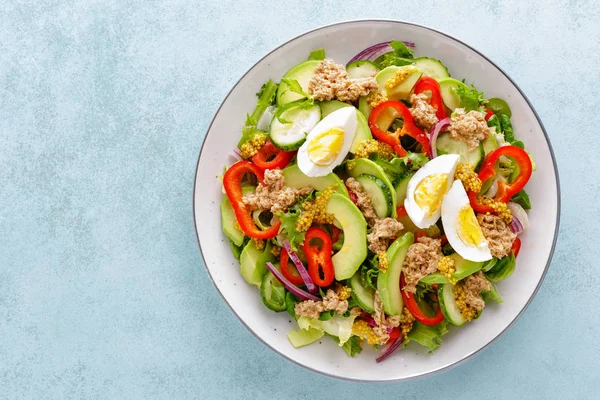 Haşlanmış yumurta ve taze sebzeli ton balığı salatası. Sağlıklı diyet yemekleri. Yunan mutfağı. Üst görünüm
