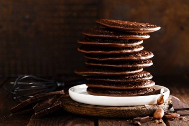 Çikolatalı krep yığını