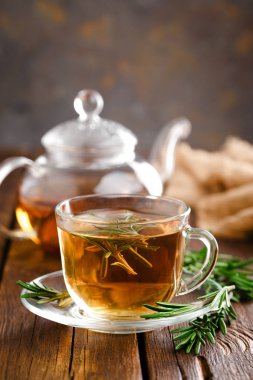 Cam çay bardağı rustik ahşap masa portre üzerinde biberiye çayına. Bitkisel vitamin çay. 
