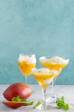 Taze meyve suyu ve dondurma ile kokteyl serinletici yaz mango