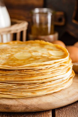 Ev yapımı ince krepler bal ile ahşap rustik arka plan üzerinde krep