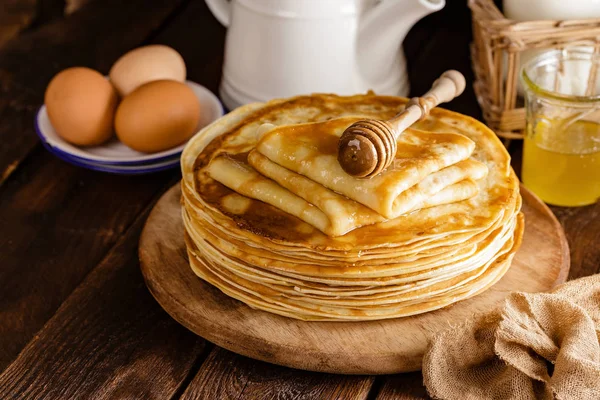 Zelfgemaakte Dunne Pannenkoeken Met Honing Pannenkoeken Houten Rustieke Achtergrond — Stockfoto